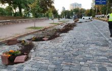 Пьяный водитель сбил клумбы на Аллее Героев Небесной сотни и скрылся (фото)
