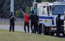 Протесты в Беларуси: силовики разогнали людей, собравшихся на проходной завода