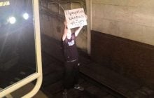 Чоловік зупинив метро в Мінську з плакатом: "Припиніть убивати людей" (відео)