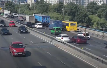 В Киеве маршрутка на ходу потеряла два колеса, поврежден автомобиль: момент попал на видео