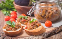 Як приготувати баклажанну ікру на зиму: 3 рецепти, які підкорять будь-кого