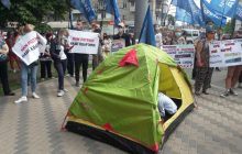 Инвесторы "Укрбуда" зажгли файеры и установили палатку под Минобороны (фото)