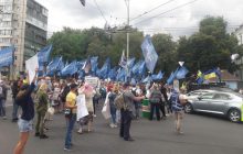 Инвесторы "Укрбуда" перекрыли движение транспорта на одном из проспектов в центре Киева, образовались пробки (фото, карта)