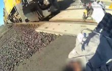 В США полицейская выхватила мужчину из-под колес поезда и спасла (видео)