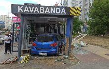 В Киеве автомобиль въехал в кафе на остановке общественного транспорта, есть пострадавшие (фото)