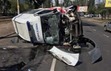 В Одессе из-за столкновения с иномаркой перевернулась «скорая» (фото)