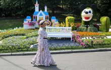 На Співочому полі у Києві відкрилася нова "мультяшна" виставка квітів (фоторепортаж)