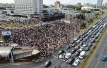 Тысячи белорусов вышли в центр Минска почтить память погибших на протестах (видео)