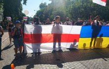 Під посольством Білорусі в Києві Зеленського закликали заявити про підтримку Тихановської