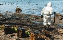 В Індійському океані розколовся танкер з нафтою: сотні тонн мазуту потрапили у воду