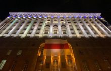 "Живе Білорусь!": На будівлі КМДА вивісили величезний білий прапор з червоною смугою (фото)