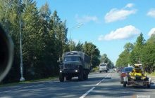 Едут колонны грузовиков: россияне перебрасывают автозаки и бойцов Росгвардии к границе Беларуси – СМИ (видео)