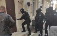 В Харькове псевдополицейские во главе с криминальным авторитетом вымогали деньги у наркозависимых