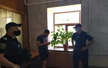 "Охрана, отмєна": депутата ОПЗЖ закидали сирими яйцями у Миколаївській облраді (відео)