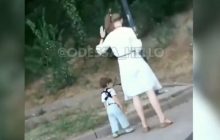 В Одесі дівчина "вигулювала" дитину на повідку: мережа збентежена (відео)