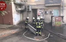 В центре Киева горит исторический жилой дом, движение перекрыто (видео)
