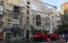 В центрі Києва палає історичний житловий будинок, рух транспорту перекрито (відео)
