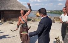 Казак VS огурец: Зеленского в Запорожье проверили на храбрость (видео)