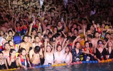 Пока весь мир на карантине, в Ухане провели многотысячную пляжную вечеринку (фото)