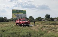 На Миколаївщині перед візитом Зеленського з пожежної машини клеять білборди "Слуги народу" (відео)