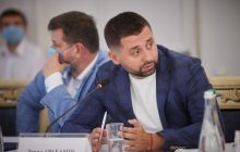 "Давид у нас гарячий хлопець": у "Слузі народу" пояснили слова Арахамії про Зеленського і Байдена