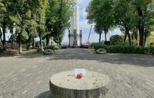 Вандалы в Киеве осквернили скульптуру возле музея Голодомора (фото)