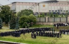 Лукашенко эвакуировали на вертолете из его Дворца, здание оцепили силовики (фото, видео)
