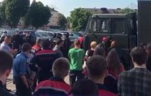 У Мінську лідерів штабу опозиції затримали на прохідній МТЗ і відвезли на автозаку (відео)