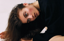 Напівгола на ліжку: Jerry Heil заінтригувала фанатів відвертим кадром зі зйомок (фото)