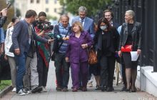 Білоруські слідчі допитали нобелівську лауреатку і викликали на "розмову" опозиціонерку