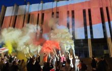 "Український дім" у Києві засяяв кольорами історичного прапора Білорусі (відео)