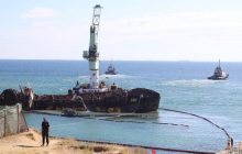 История злосчастного "Делфи": уберут ли танкер до осенних штормов