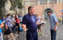 "Від Ісуса": у центрі Львова невідомий роздавав перехожим гроші (відео)