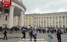 В Киеве у станции метро "Вокзальная" выстроилась очередь из сотен людей (фото)