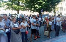 В Украине в одном из городов "красной" зоны устроили пикет против карантинных ограничений (фото)