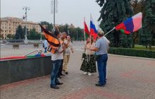 На центральній площі Мінська помітили людей з російськими і "георгіївськими" прапорами (фото)