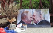 Під посольством Білорусі в Києві спалили портрет Лукашенка з Путіним (відео)