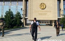 Появилось фото Лукашенко с автоматом у дворца независимости