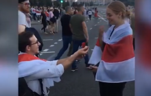 В Беларуси парень сделал предложение девушке во время марша (видео)