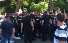 Під КВЦ "Парковий" у Києві, де проходить з'їзд СН, сталися сутички між пікетувальниками та поліцією (відео)