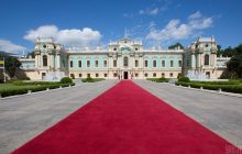 Мариинский дворец в Киеве "заговорил" на украинском и английском языках