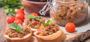 Як приготувати баклажанну ікру на зиму: 3 рецепти, які підкорять будь-кого