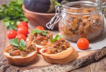 Как приготовить баклажанную икру на зиму: 3 рецепта, которые покорят любого