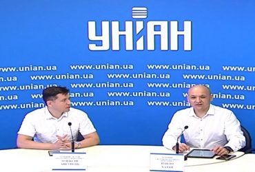 Павло Хазан і Олексій Ангурець представляють мобільну станцію екологічного моніторингу
