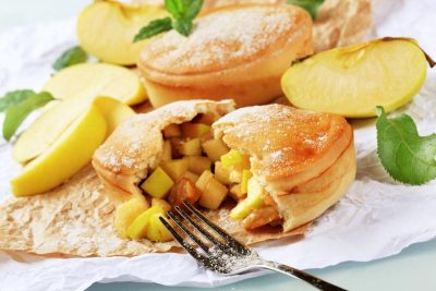 Пирожки с яблоками и изюмом на сковороде