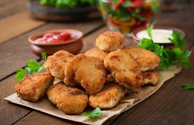 Хрустящие и сочные наггетсы: как приготовить вкусную закуску дома