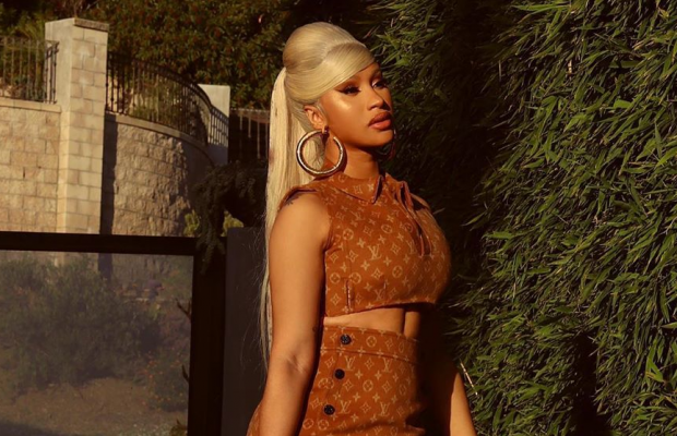 Известная певица Cardi B в кружевных чулках засветила целлюлит