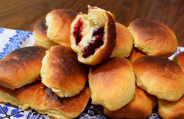 Пышные и сочные пирожки с вишней: как приготовить аппетитную выпечку