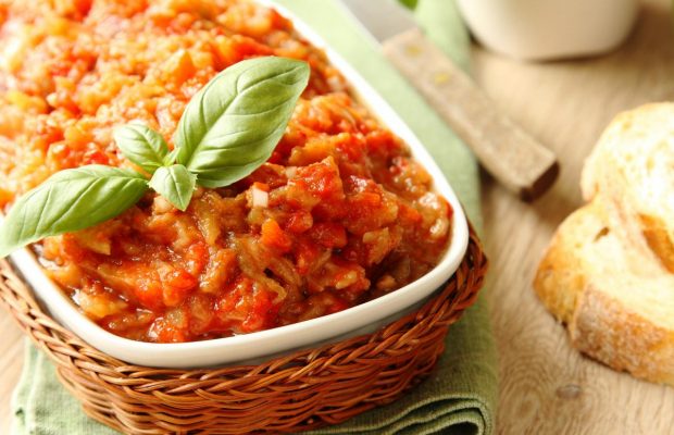 Як приготувати баклажанну ікру: рецепти смачної закуски