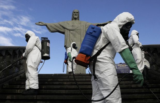 Апокалиптическое зрелище: как статую Христа-Спасителя в Рио дизенфицировали перед открытием после карантина (фоторепортаж)